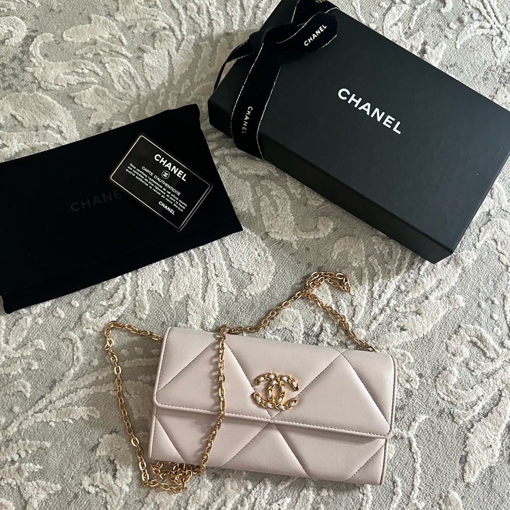 💯  Authentic CHANEL long wallet